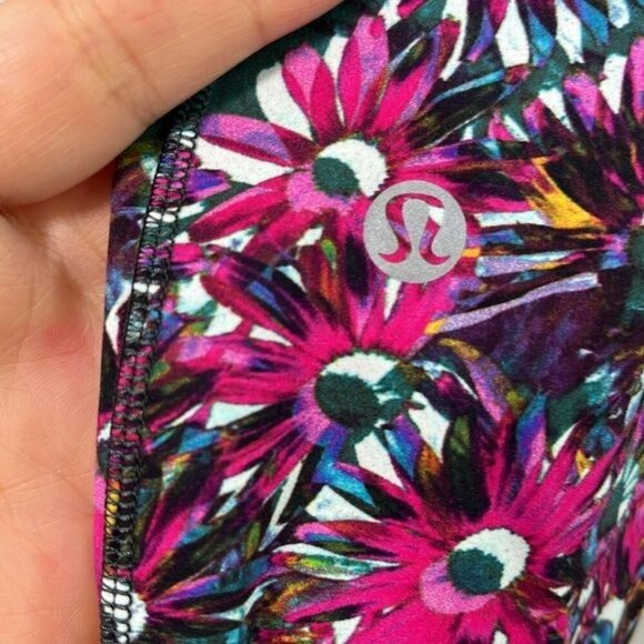 New Lululemon Base Pace HR Tight 28"  Floral Electric size 4‎ - Picture 8 of 9